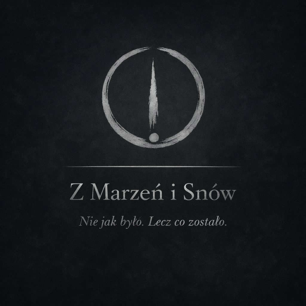 Minimalistyczne, mistyczne logo na ciemnym, prawie czarnym tle przypominającym postarzaną teksturę papieru. Na środku znajduje się niepełne koło wykonane pociągnięciami pędzla, wewnątrz niego pionowa, nieregularna linia zakończona małą kropką u dołu. Pod symbolem znajduje się cienka pozioma linia, a pod nią napis „Z Marzeń i Snów” w eleganckiej, ciemnej, szeryfowej czcionce, z umieszczonym poniżej kursywą tekstem „Nie jak było. Lecz co zostało.” Wszystkie elementy są wycentrowane i kontrastują ze sobą.